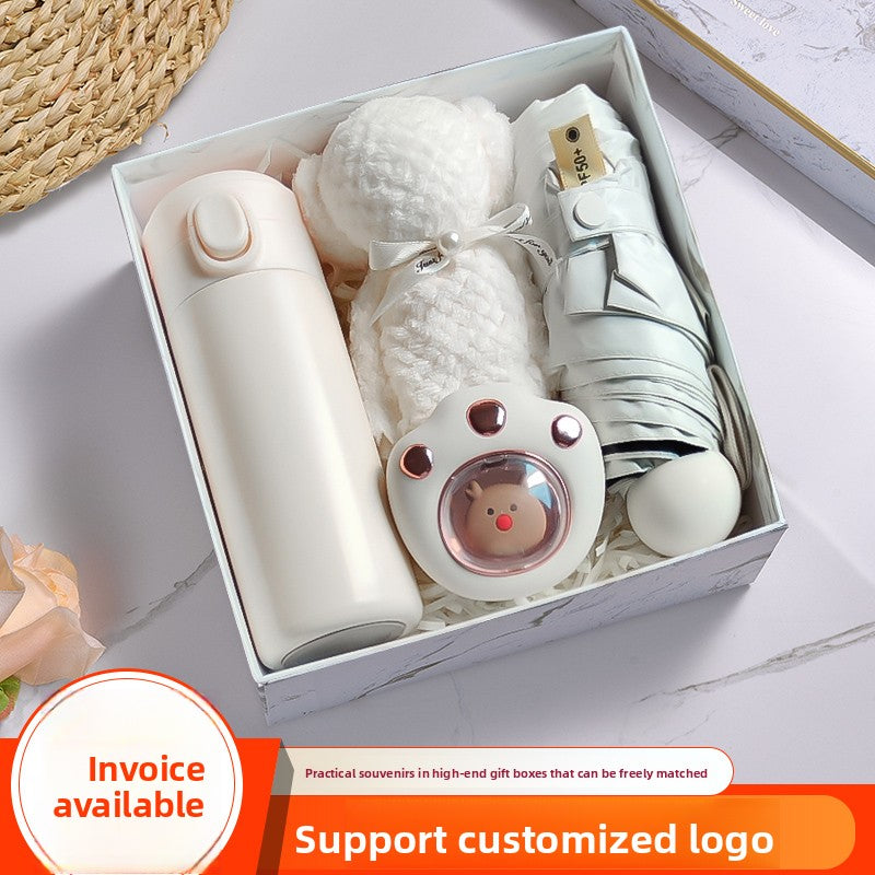 Company opening activities give customers and employees practical 38 Muse small gifts